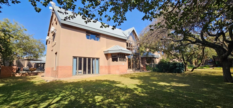 6 Bedroom Property for Sale in Hartbeesfontein North West